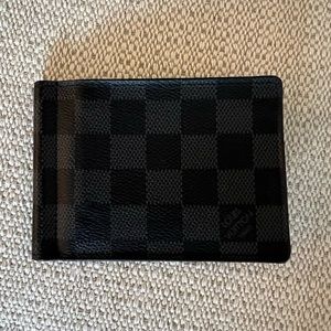 LOUIS VUITTON
Damier Graphite Pattern Coated Canvas Wallet